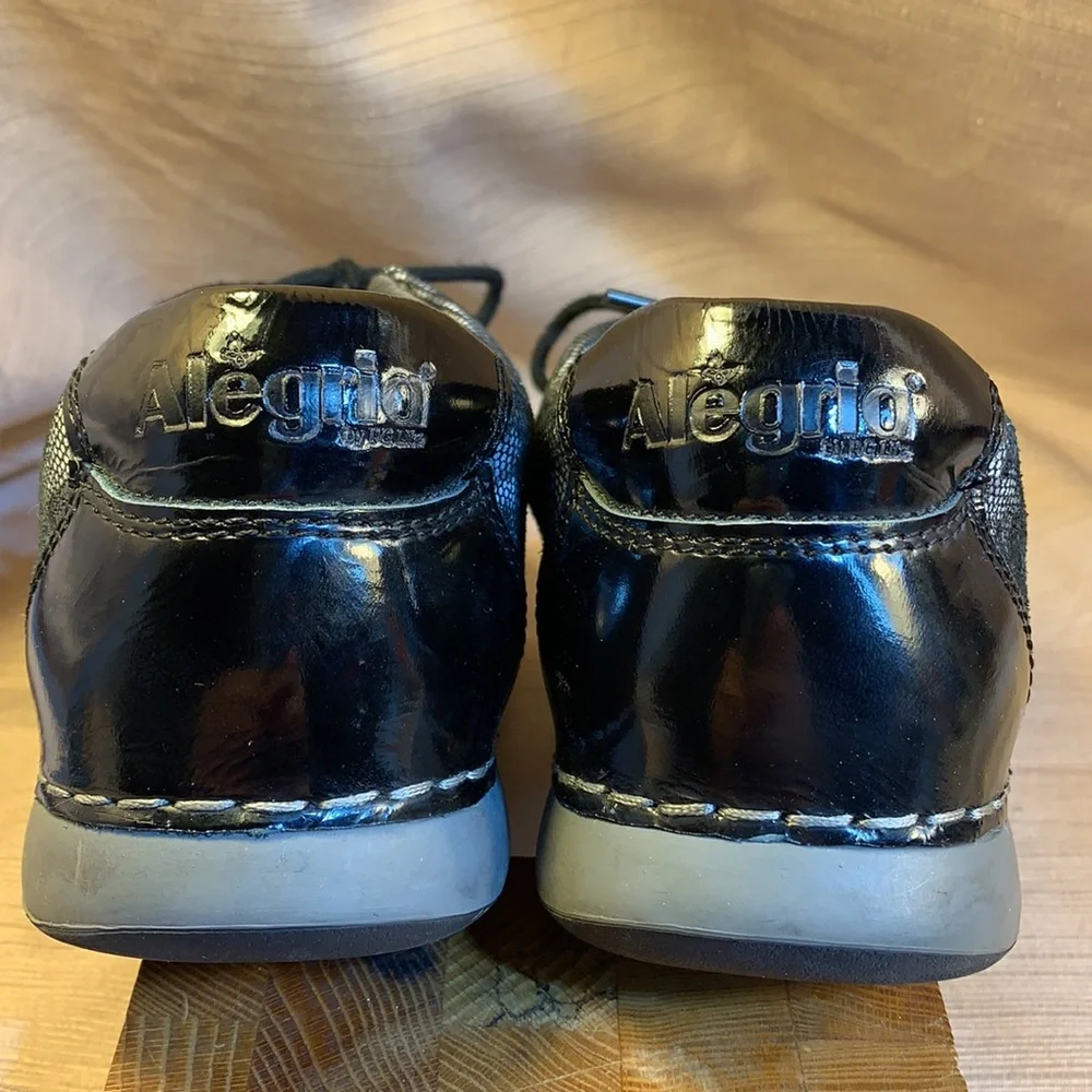 Alegria leather lace up shoes in EUC w/silver colr